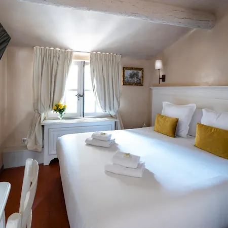 فندق Les Quatre Dauphins 3*