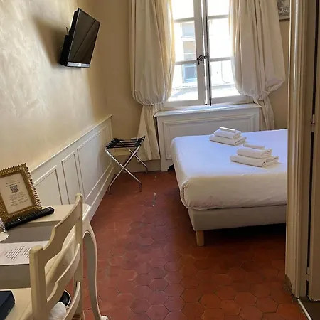 فندق Les Quatre Dauphins 3*