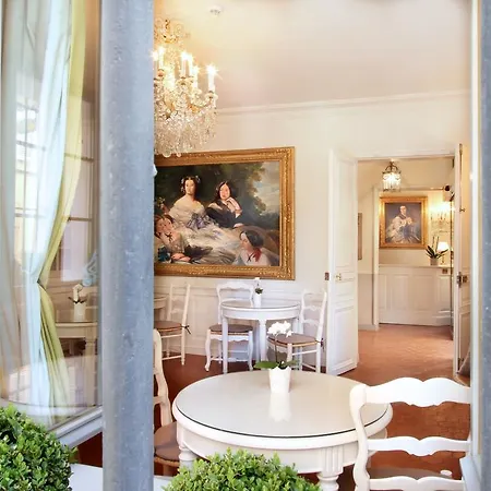 فندق Les Quatre Dauphins 3*